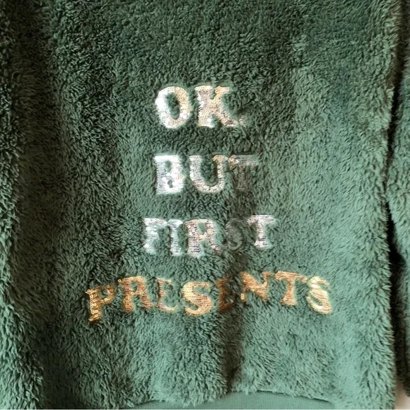 ✨$8 CLEAR-OUT✨ Bluenotes Sherpa Christmas Holiday Ok But First Presents Sweater - Picture 5 of 12